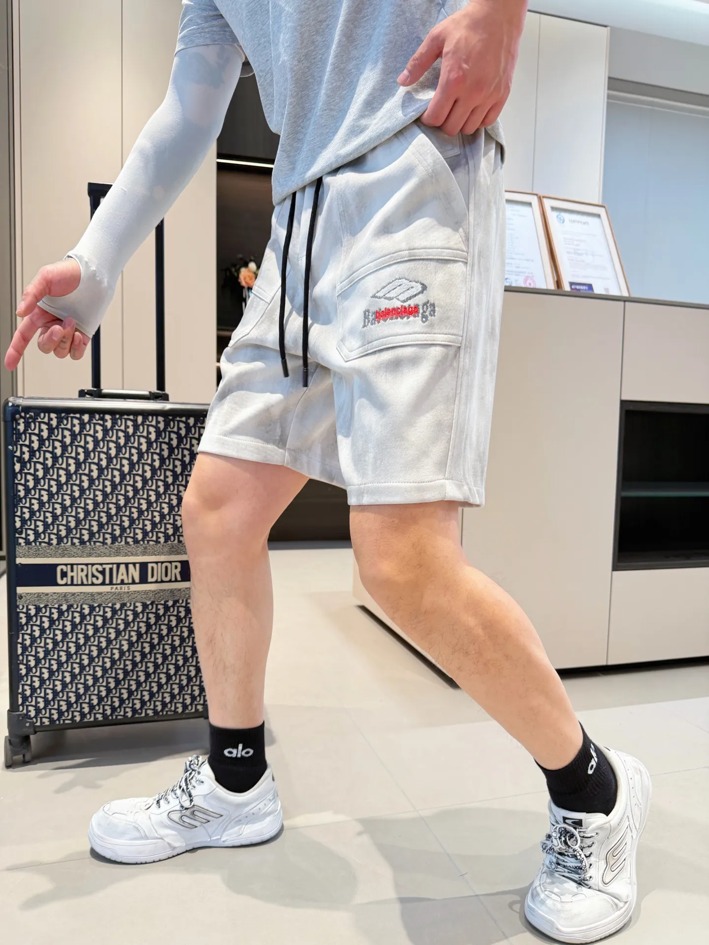 Balenciaga's three-standard complete 2026 summer New Arrival men's casual shorts, advanced custom-made Breathable fabric, Breathable fabric, extremely stretchy and comfortable, impeccable details, top-grade accessories, original logo design concept, delicate and soft feel! The upper body fit is awesome! Size: M-XXXL Please state your height and weight when ordering